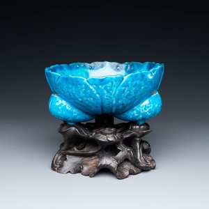 Un bol tripod en porcelaine de Chine turquoise monochrome en forme de fleur sur socle en bois, 19/20ème — photo 1