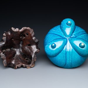 Un bol tripod en porcelaine de Chine turquoise monochrome en forme de fleur sur socle en bois, 19/20ème — photo 7