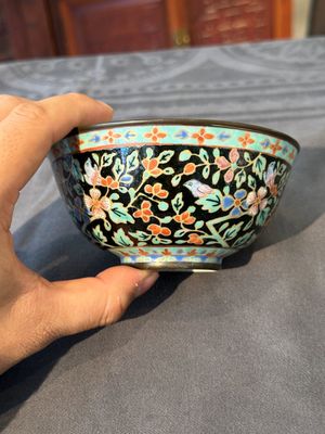 Un bol, un bol couvert et un tazza en porcelaine de Chine Bencharong pour le marché thaï, Chine, 19ème — photo 4