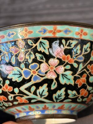 Un bol, un bol couvert et un tazza en porcelaine de Chine Bencharong pour le marché thaï, Chine, 19ème — photo 5