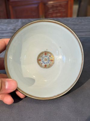 Un bol, un bol couvert et un tazza en porcelaine de Chine Bencharong pour le marché thaï, Chine, 19ème — photo 7