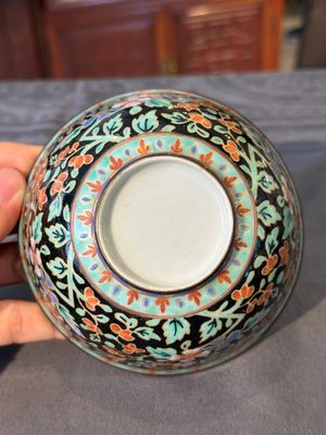 Un bol, un bol couvert et un tazza en porcelaine de Chine Bencharong pour le marché thaï, Chine, 19ème — photo 9