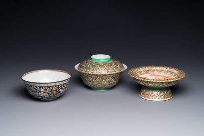 Un bol, un bol couvert et un tazza en porcelaine de Chine Bencharong pour le marché thaï, Chine, 19ème