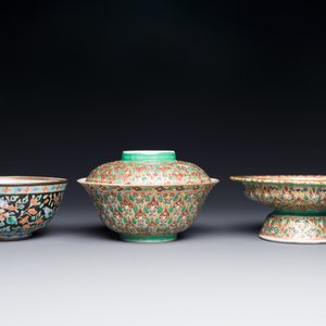 Un bol, un bol couvert et un tazza en porcelaine de Chine Bencharong pour le marché thaï, Chine, 19ème — photo 4