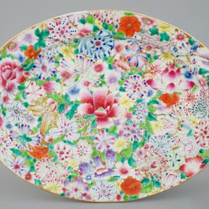 Un bol, un plat ovale et trois vases en porcelaine de Chine famille rose, 18/20ème — photo 2