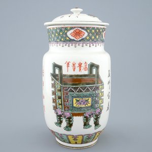 Un bol, un plat ovale et trois vases en porcelaine de Chine famille rose, 18/20ème — photo 4