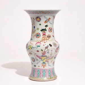 Un bol, un plat ovale et trois vases en porcelaine de Chine famille rose, 18/20ème — photo 5