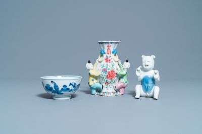 Un bol, une figure d'un garçon et un vase mural en porcelaine de Chine, Kangxi/Qianlong