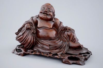 Un bouddha en bois sculpté sur socle, Chine, 19ème