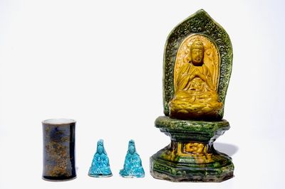 Un Bouddha sur trone sancai, deux Guanyins turquoises et un pot à pinceaux en porcelaine de Chine de fond noir et doré, 18/19ème
