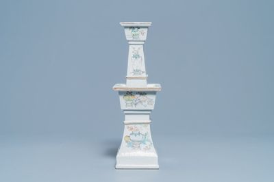 Un bougeoir de forme carrée en porcelaine de Chine qianjiang cai, 19ème
