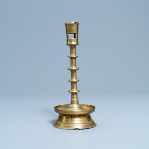 Un bougeoir en bronze, Flandres ou Pays-Bas, 15ème — photo 1