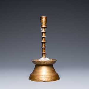 Un bougeoir en bronze, Flandres ou Pays-Bas, 15ème — photo 3
