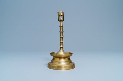 Un bougeoir en bronze, Flandres ou Pays-Bas, 15ème