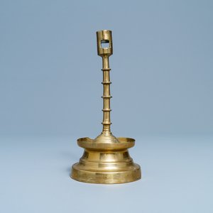 Un bougeoir en bronze, Flandres ou Pays-Bas, 15ème — photo 1