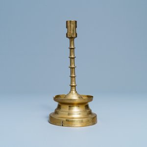 Un bougeoir en bronze, Flandres ou Pays-Bas, 15ème — photo 2