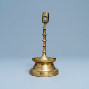 Un bougeoir en bronze, Flandres ou Pays-Bas, 15ème — photo 3