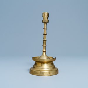 Un bougeoir en bronze, Flandres ou Pays-Bas, 15ème — photo 4