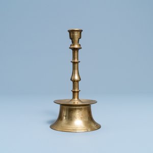 Un bougeoir en bronze, Flandres ou Pays-Bas, 16ème — photo 2