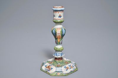Un bougeoir en faïence polychrome de Delft, 18ème