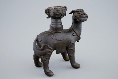 Un bougeoir en forme de chien de fo en bronze, Chine, 17/18ème