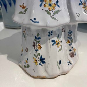 Un bougeoir en forme de chinois en faïence de Lille polychrome, France, 18ème — photo 9