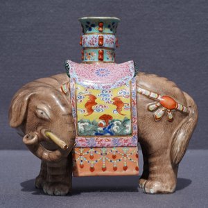 Un bougeoir en forme d'éléphant en porcelaine de Chine famille rose, Jiaqing — photo 11