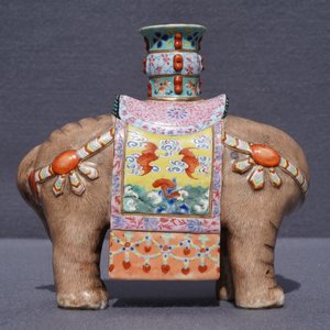 Un bougeoir en forme d'éléphant en porcelaine de Chine famille rose, Jiaqing — photo 12