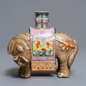 Un bougeoir en forme d'éléphant en porcelaine de Chine famille rose, Jiaqing — photo 2
