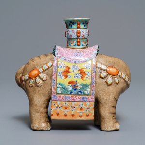 Un bougeoir en forme d'éléphant en porcelaine de Chine famille rose, Jiaqing — photo 4