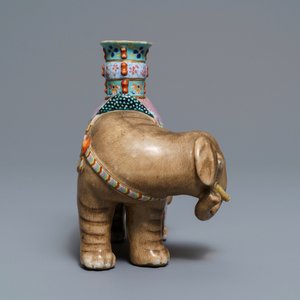 Un bougeoir en forme d'éléphant en porcelaine de Chine famille rose, Jiaqing — photo 5