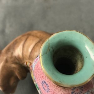 Un bougeoir en forme d'éléphant en porcelaine de Chine famille rose, Jiaqing — photo 8