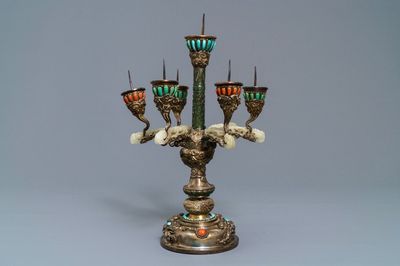 Un bougeoir en jade et argent incrusté de corail et turquoise, Chine ou Tibet, 18/19ème