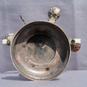 Un bougeoir en jade et argent incrusté de corail et turquoise, Chine ou Tibet, 18/19ème — photo 11