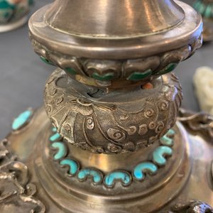 Un bougeoir en jade et argent incrusté de corail et turquoise, Chine ou Tibet, 18/19ème — photo 13