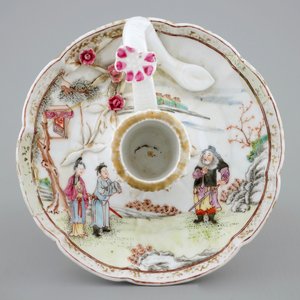 Un bougeoir en porcelaine de Chine famille rose, Yongzheng/Qianlong, 18ème — photo 2
