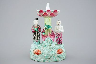 Un bougeoir figuratif en porcelaine de Chine famille rose, 19ème