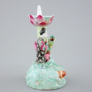 Un bougeoir figuratif en porcelaine de Chine famille rose, 19ème — photo 4