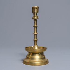 Un bougeoir gothique à 3 noeuds en bronze, Flandres ou Pays-Bas, 15/16ème — photo 4