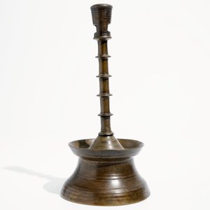 Un bougeoir gothique à 4 noeuds en bronze, Flandres ou Pays-Bas, 15/16ème — photo 2