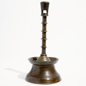 Un bougeoir gothique à 4 noeuds en bronze, Flandres ou Pays-Bas, 15/16ème — photo 3