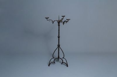 Un bougeoir tripod en fer forgé, Nord de la France ou Flandres, 15ème