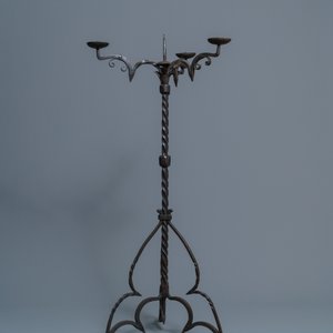 Un bougeoir tripod en fer forgé, Nord de la France ou Flandres, 15ème — photo 3
