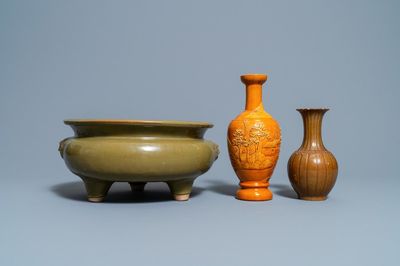 Un brûe-parfum en porcelaine de Chine 'teadust' monochrome et deux vases monochromes, Chine, 19ème