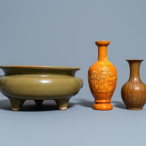 Un brûe-parfum en porcelaine de Chine 'teadust' monochrome et deux vases monochromes, Chine, 19ème — photo 1