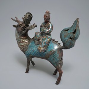 Un brûle-parfom en forme d’une figure sur kylin en bronze et cloisonné, Chine, 19ème — photo 1