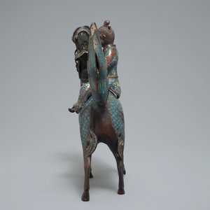 Un brûle-parfom en forme d’une figure sur kylin en bronze et cloisonné, Chine, 19ème — photo 4