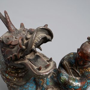 Un brûle-parfom en forme d’une figure sur kylin en bronze et cloisonné, Chine, 19ème — photo 9
