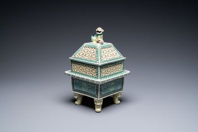 Un brûle-parfum couvert ajoué en biscuit émaillé vert, Chine, 19ème