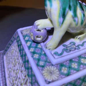 Un brûle-parfum couvert ajoué en biscuit émaillé vert, Chine, 19ème — photo 11